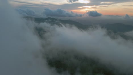 Puesta-De-Sol-A-Través-De-Las-Nubes