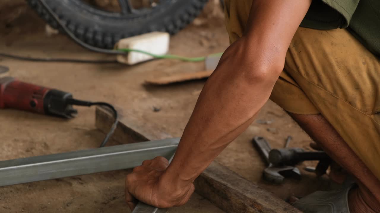 한 남자가 지역 수리 가게에서 용접공으로 일합니다.