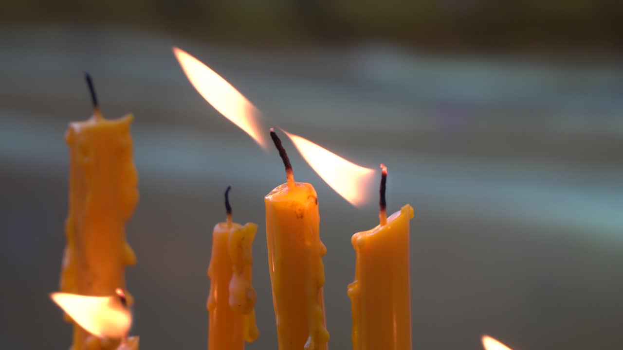 Candele accese in un tempio nel nord della Thailandia.