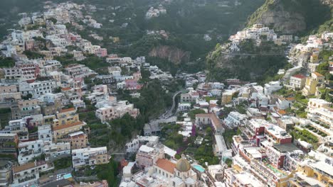 retrospectivamente, las tomas de drones revelan la ciudad de positano construida en los acantilados de la costa de amalfi.