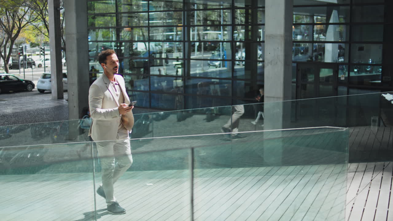 regista rilassato che va in rampa a chiacchierare con un dispositivo a mani libere. uomo che chiama smartphone