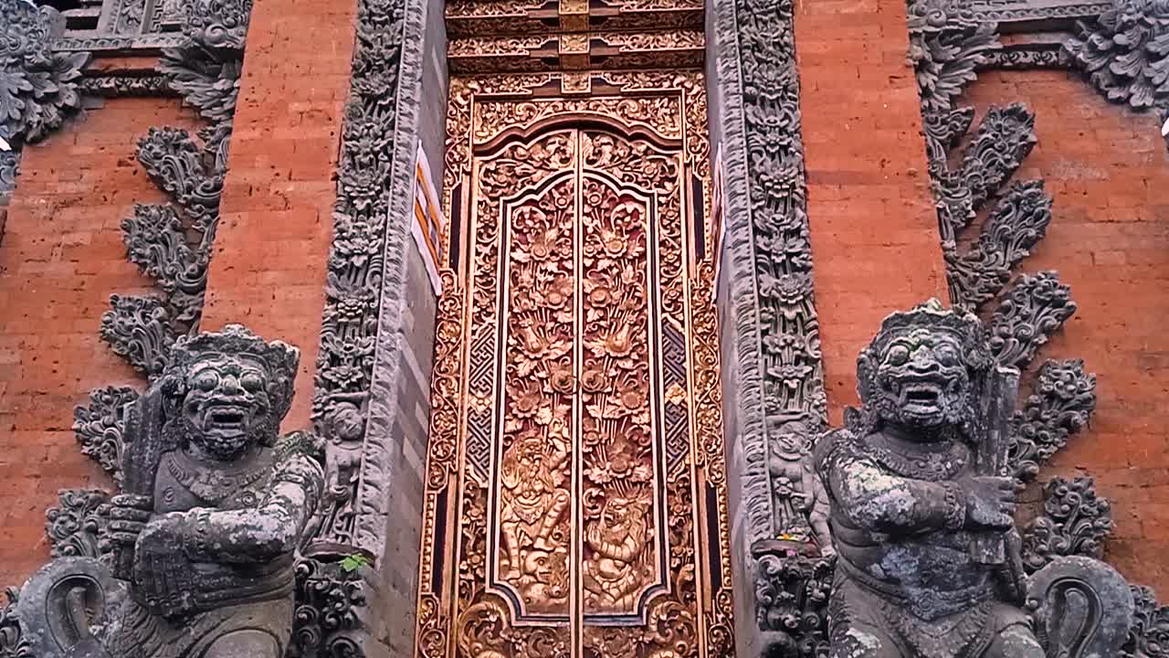 bali mystic portal puerta balinés puerta entrada ubud templo peliatan arquitectura indonesia hindú ritual guardián tradición