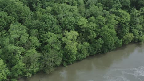 Drohnenüberflug-über-Den-Rollenden-Fluss-Im-Mittleren-Westen-Im-Sommer