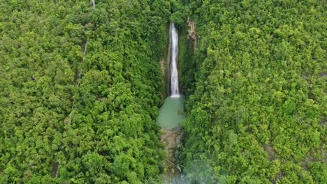 the breathtaking mantayupan falls in the philippines