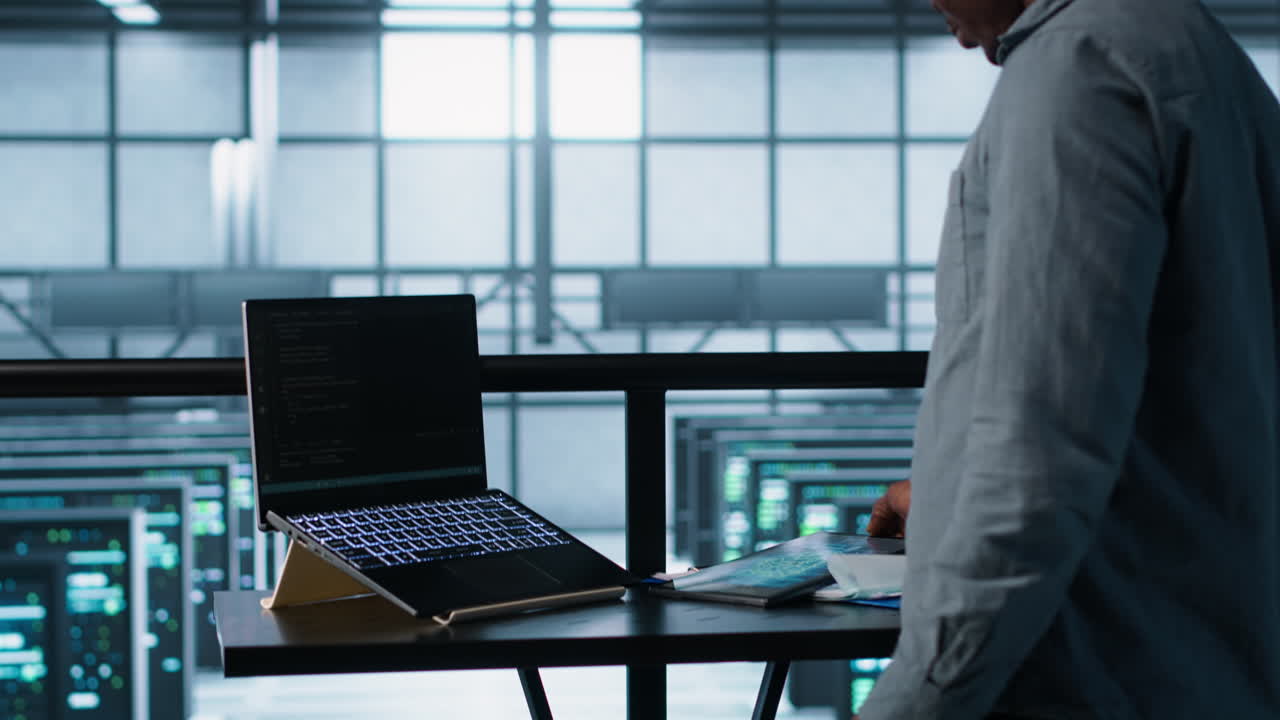 empleado de la granja de servidores que utiliza tecnología de inteligencia artificial en dispositivos