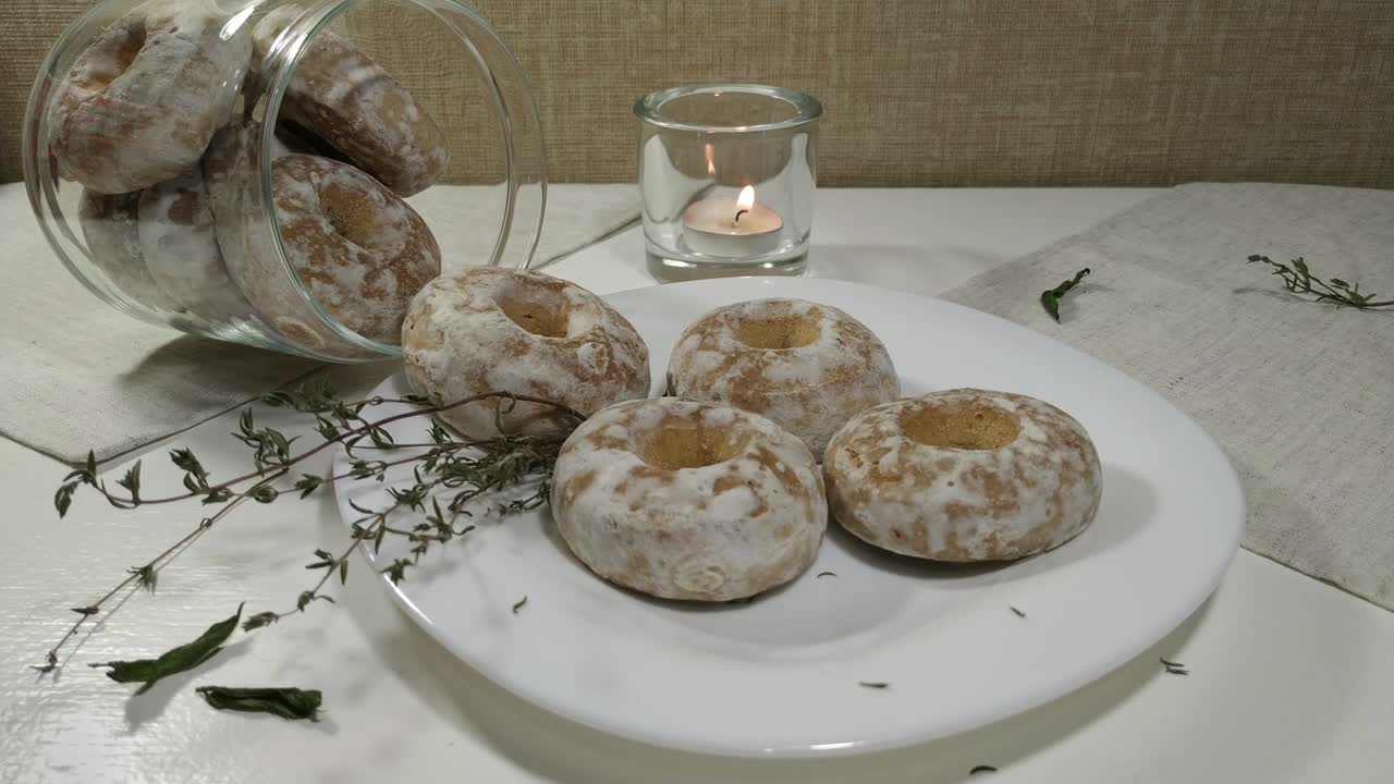 имбирные хлебы, медовые пироги на столе и свечи