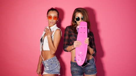 dos amigos con patinetas