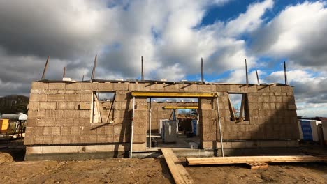 Zeitraffer-Einer-Stillen-Hanfbetonbaustelle-Mit-Ziehenden-Wolken