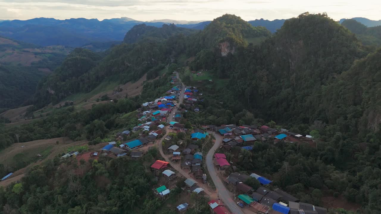 jabo, el norte de tailandia, la provincia de mae hong son, imágenes aéreas de una aldea remota.