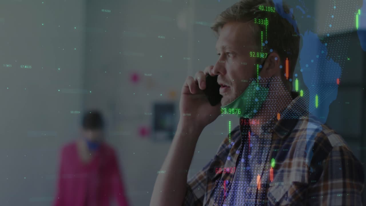 animación de grabación de estadísticas sobre un hombre hablando en teléfono inteligente en la oficina usando una máscara facial