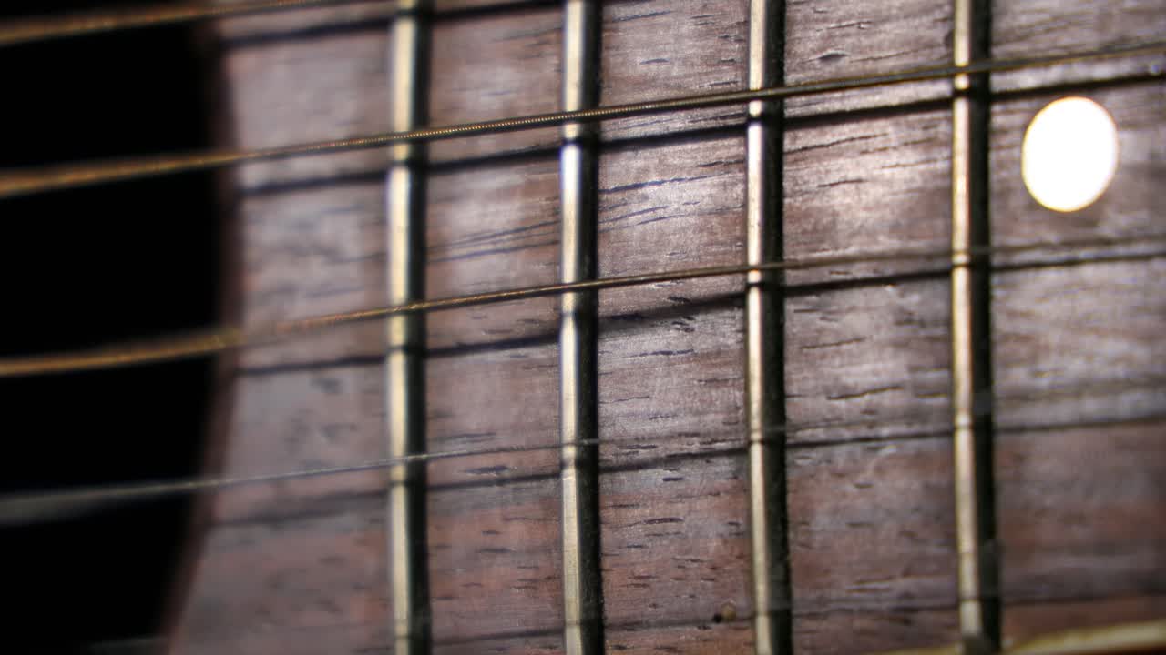 las cuerdas de la guitarra clásica vibran con ondas de efecto de obturación rodante