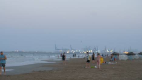 vista nocturna de la playa con la gente desenfocada