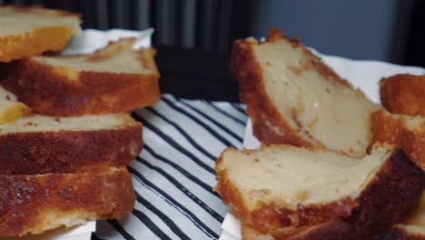 pastel de mantequilla en rodajas, toma de detalle de diapositiva