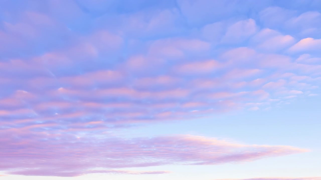 地平線に広がる乳房雲とパステルピンクのたそがれ空、柔らかなラベンダーとピーチの色調に包まれて