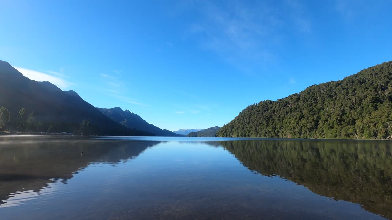 pequeños movimientos de onda capturados por la cámara de cámara lenta bajo el paisaje del lago correntoso, en la patagonia, argentina