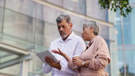 Tableta,-Gente-Al-Aire-Libre-Y-De-Negocios