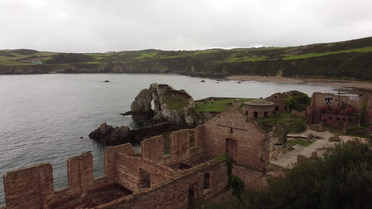 traeth porth wen beach bay를 가로질러 하강하는 역 조감도는 아일랜드 해안에 버려진 벽돌공장