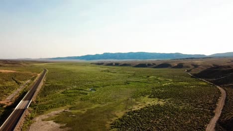 Carretera-Del-Desierto-Al-Atardecer-Y-Al-Anochecer-Con-Un-Río-Serpiente-Y-Mesetas-De-Un-Dron-En-1080p-Verano-De-2018