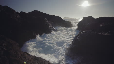 Tiro-Medio-Inclinado-Hacia-Arriba-De-Salpicaduras-De-Olas-Oceánicas-En-Rocas-En-Un-Día-Soleado-En-Ucluelet,-Isla-De-Vancouver,-Canadá