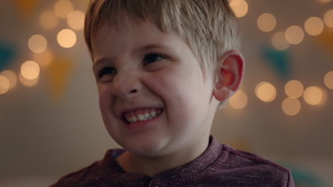 Retrato-Lindo-Niño-Sonriendo-Haciendo-Muecas-Mirando-A-La-Cámara-Niño-Feliz-En-Casa-En-El-Dormitorio