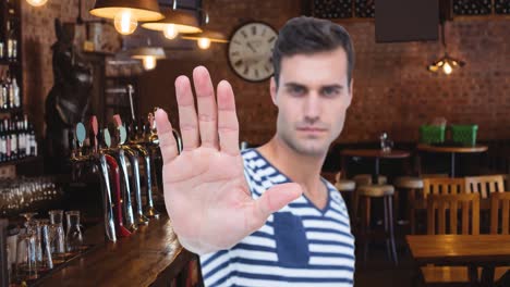 animación de un hombre caucásico serio haciendo señal de mano de parada, sobre el interior de un bar vacío