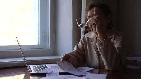 mujer mayor preocupada por pagar las facturas, mujer muy vieja con pagos