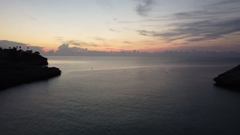 Sonnenaufgangsflug-über-Einem-Strand