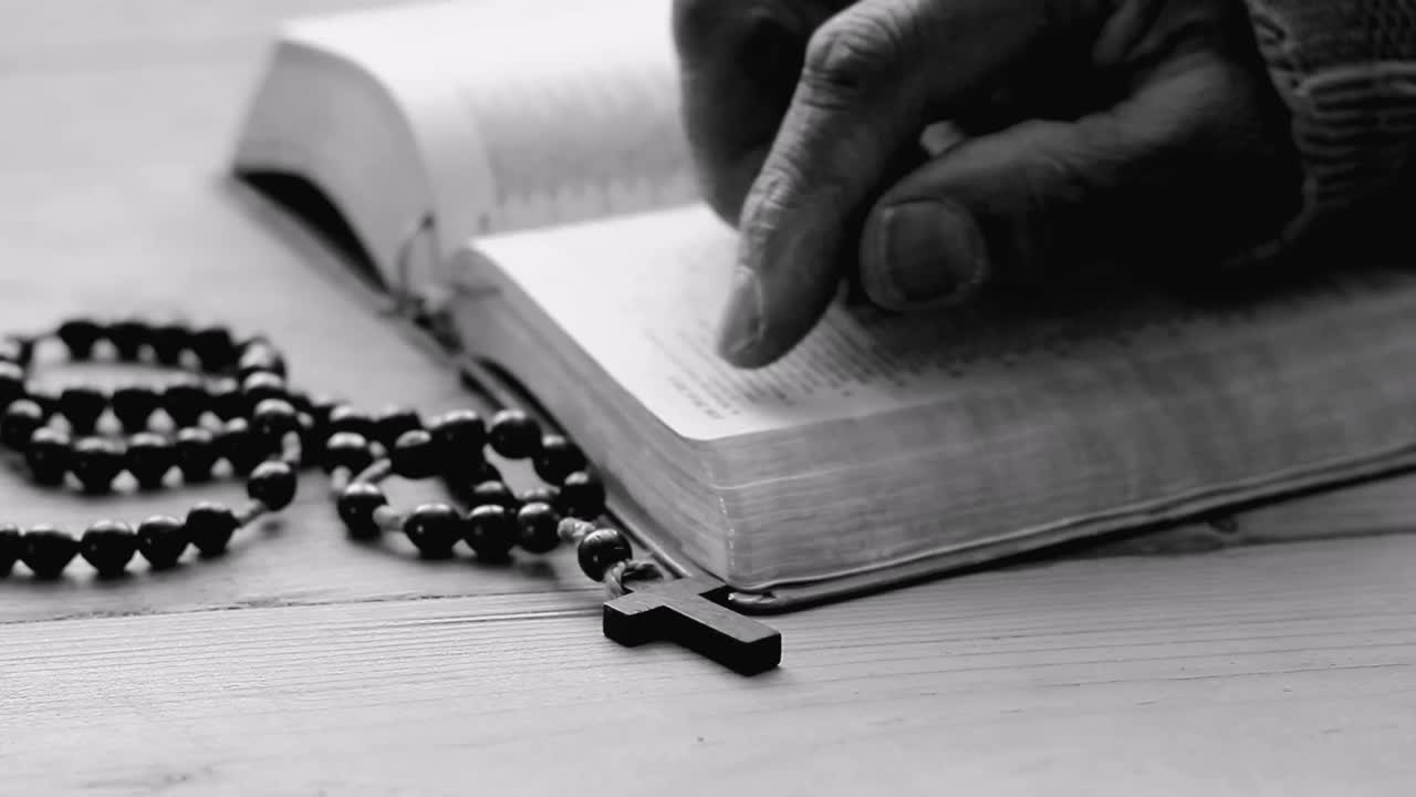 성경으로 하나님께 기도하는 것, 사람들과 함께 충실하게 배하는 것, 스 영상, 스 비디오