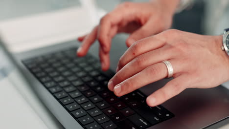 manos escribiendo en una laptop