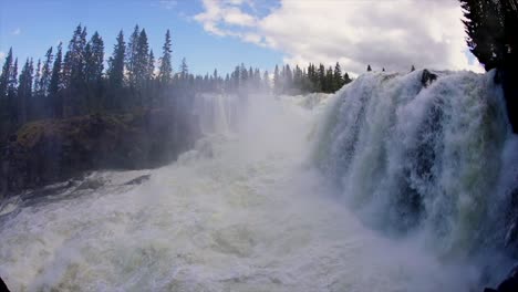 Zeitlupenvideo-Der-Wasserfall-Ristafallet-Im-Westlichen-Teil-Von-Jämtland-Gilt-Als-Einer-Der-Schönsten-Wasserfälle-Schwedens.