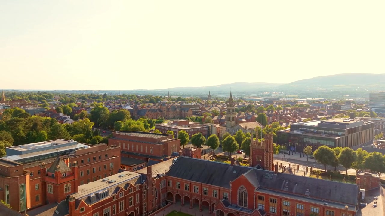 Flyvende 4K 60FPS luftvideo (GV) av Queen's University Belfast, Nord-Irland i Storbritannia. Produsert en sommerkveld med Rec709-farger