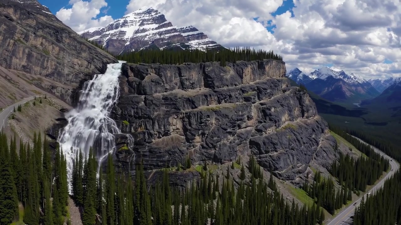 Veduta aerea delle Tangle Creek Falls nelle Montagne Rocciose canadesi