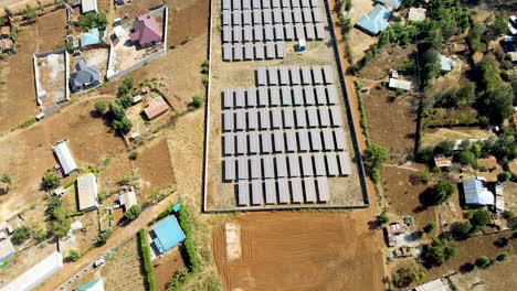 Solarpanel-Zelle,-Photovoltaik-Bauernhof,-Solarpanel,-Sonne,-Ländliche-Grüne-Energie-–-Sauberer-Erneuerbarer-Strom-In-Kenia