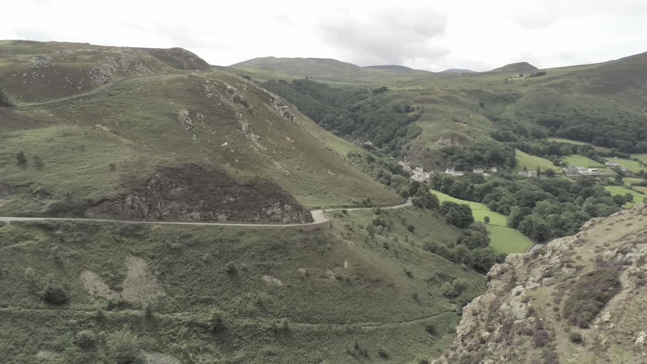 capelulo penmaenmawr montaña galesa valle costero vista aérea norte de gales panorámica baja derecha