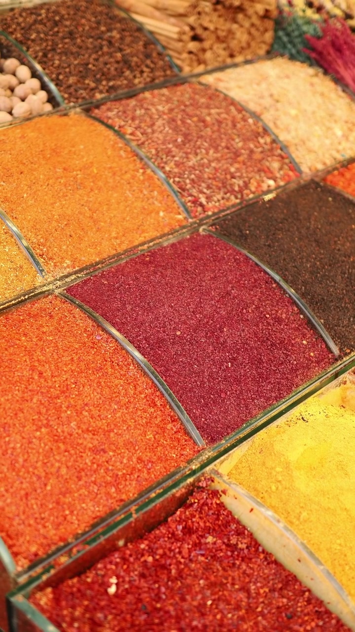 Assortimento vivace di spezie macinate in un bazar
