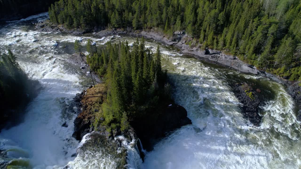 Ristafalletin vesiputous Jämtlandin länsiosassa on listattu yhdeksi Ruotsin kauneimmista vesiputouksista.