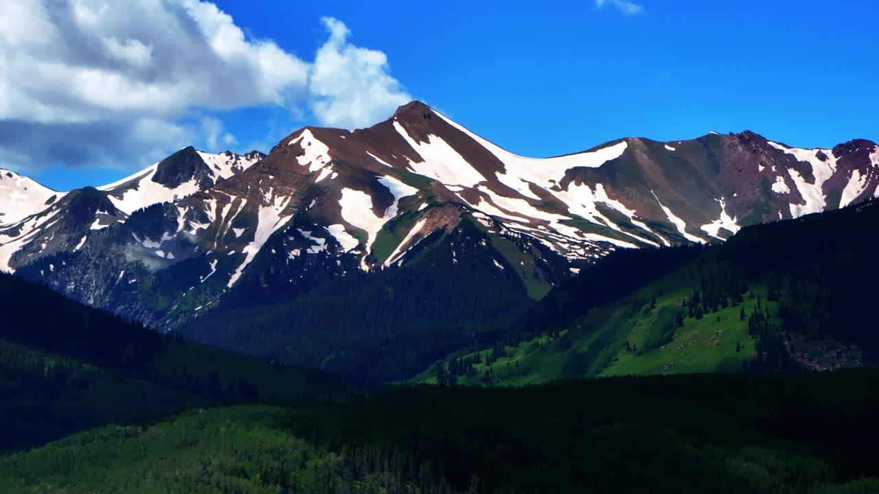 콜로라도 주 올드 마운트 스노우마스 리조트 (old mount snowmass resort, colorado) 는 아스펜의 야생 지역을 공중에서 볼 수 있는 무인기 전망입니다. 여름, 6월, 7월, 바위 산맥, 산꼭대기, 농경지, 풍경, 빛 푸른 하늘, 수도, 산봉우리, 좌측, 느린 파랄락스.
