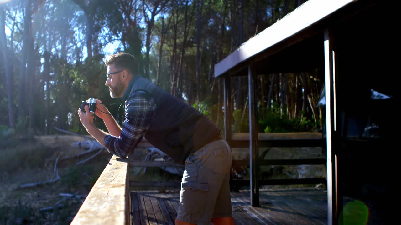 빈티지 카메라 4k로 사진을 찍는 남자