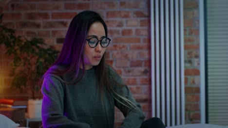mujer haciendo una llamada de video en su dormitorio