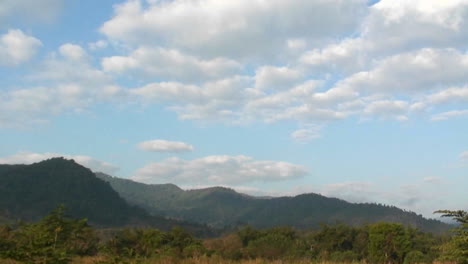 Wolken-Ziehen-über-Eine-Bergige-Region