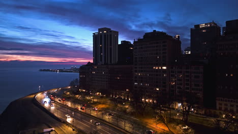 Vista-Aérea-Que-Se-Eleva-Frente-A-La-Orilla-Del-Lago,-Al-Atardecer-En-La-Costa-De-Chicago