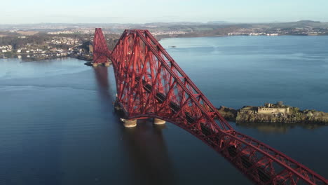 vista aérea del cuarto puente ferroviario con inchgarvie al fondo