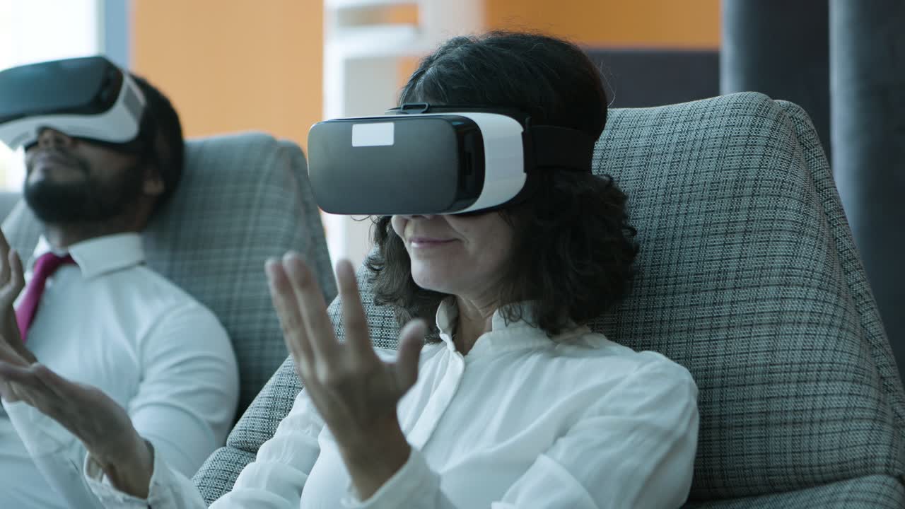 compañeros de trabajo multiétnicos en realidad virtual