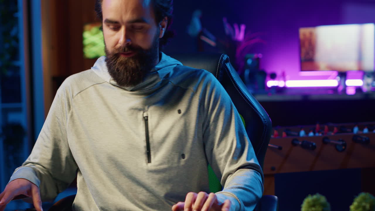 мужчина возвращается домой с работы, переворачивая видеоигры в неоновой квартире.