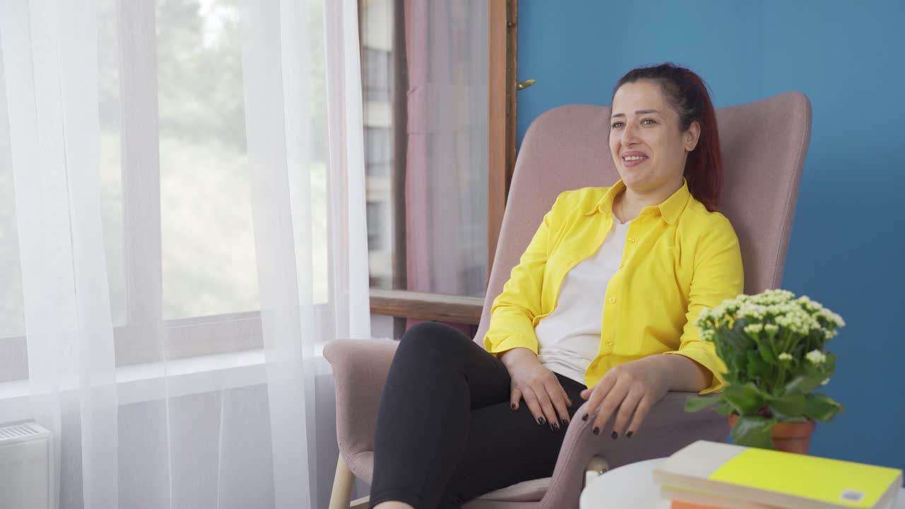 그녀의 추억을 기억하고 행복한 여성.