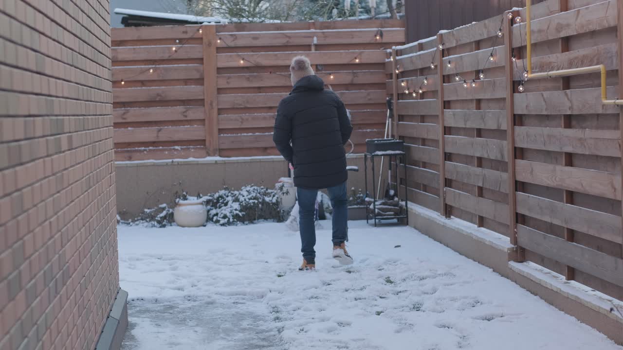 할아버지와 손녀가 눈 속에서 재미를 느끼고 있습니다.