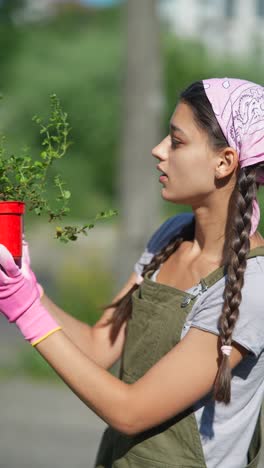 mujer joven en jardinería con una planta en maceta