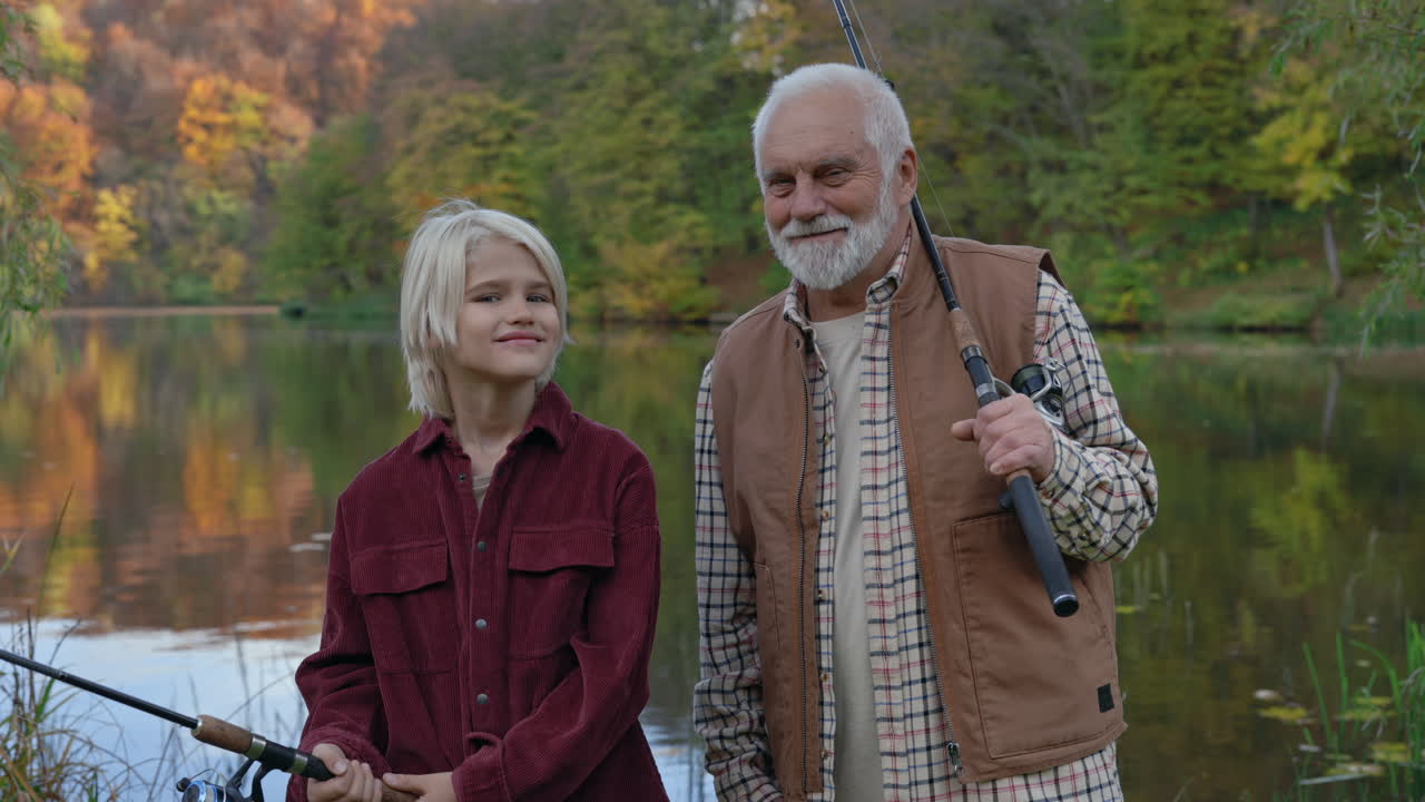Grand-père et petit-fils en excursion de pêche en automne