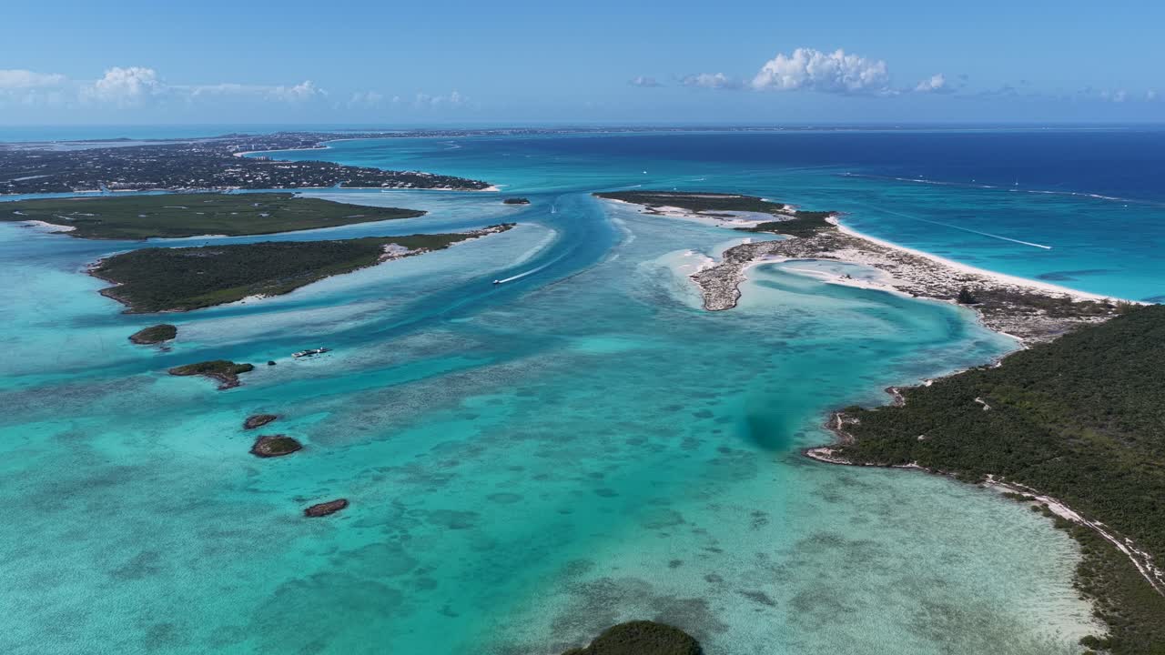 Skyline von Turks- und Caicosinseln in Providenciales im englischen Überseegebiet. Karibische Skyline. Strandlandschaft. Blaue Aquarellfarben. Skyline von Turks- und Caicosinseln in Providenciales. Natur Hintergrund