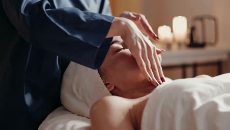 mujer recibiendo un masaje facial en un spa